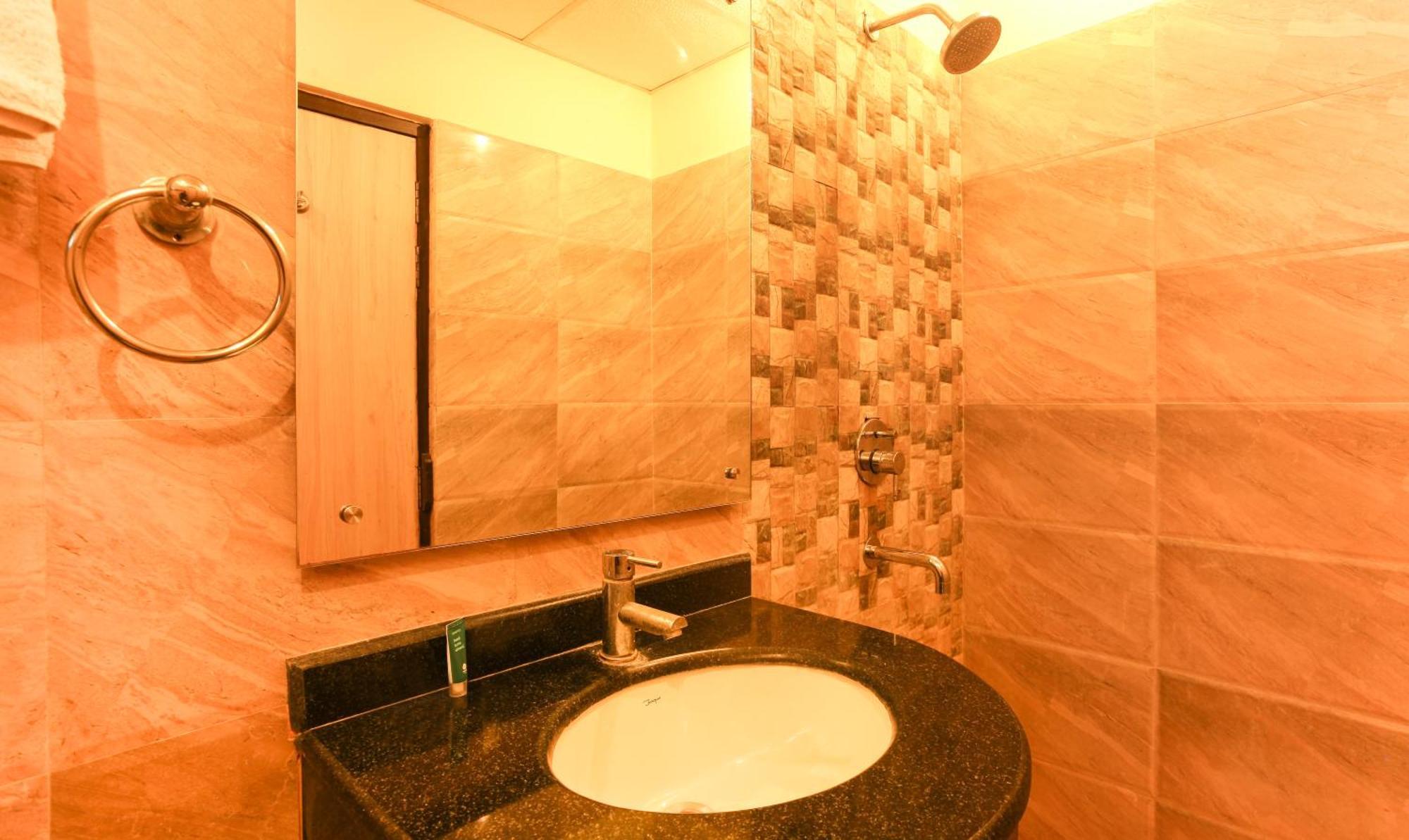 Hotel Janki International 3 Km From Kashi Vishwanath Temple Free Pickup From Railway Station فاراناسي المظهر الخارجي الصورة