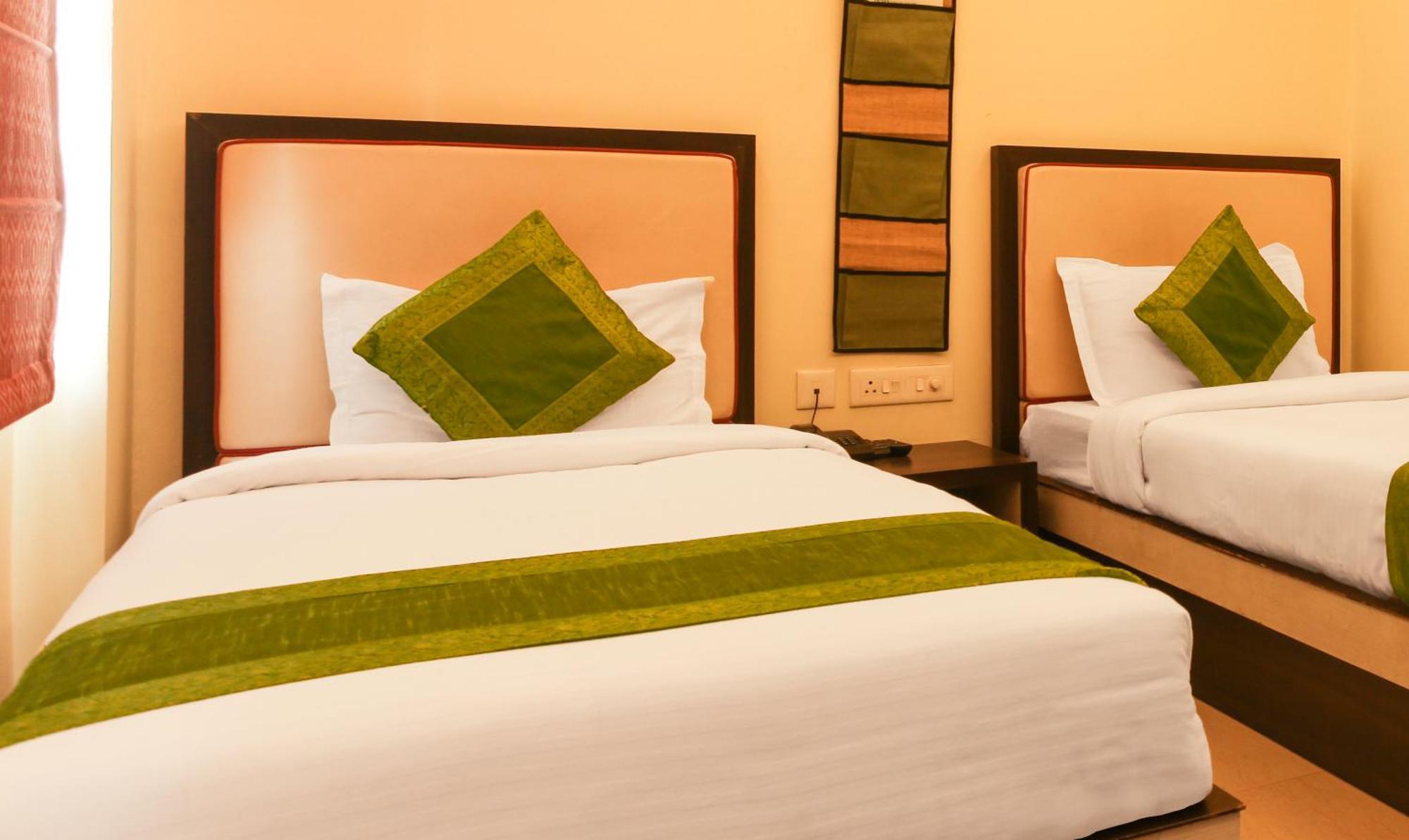 Hotel Janki International 3 Km From Kashi Vishwanath Temple Free Pickup From Railway Station فاراناسي المظهر الخارجي الصورة