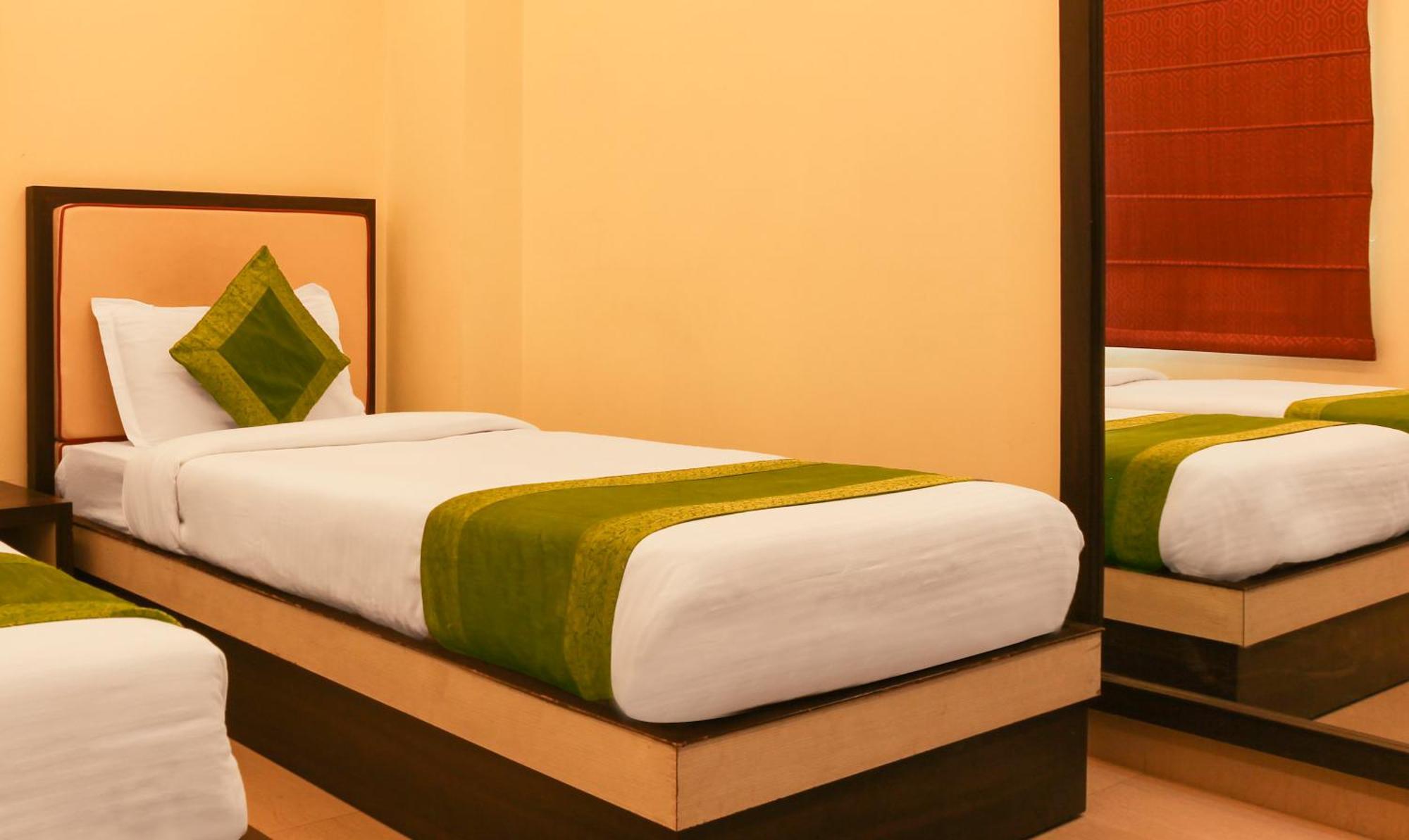 Hotel Janki International 3 Km From Kashi Vishwanath Temple Free Pickup From Railway Station فاراناسي المظهر الخارجي الصورة