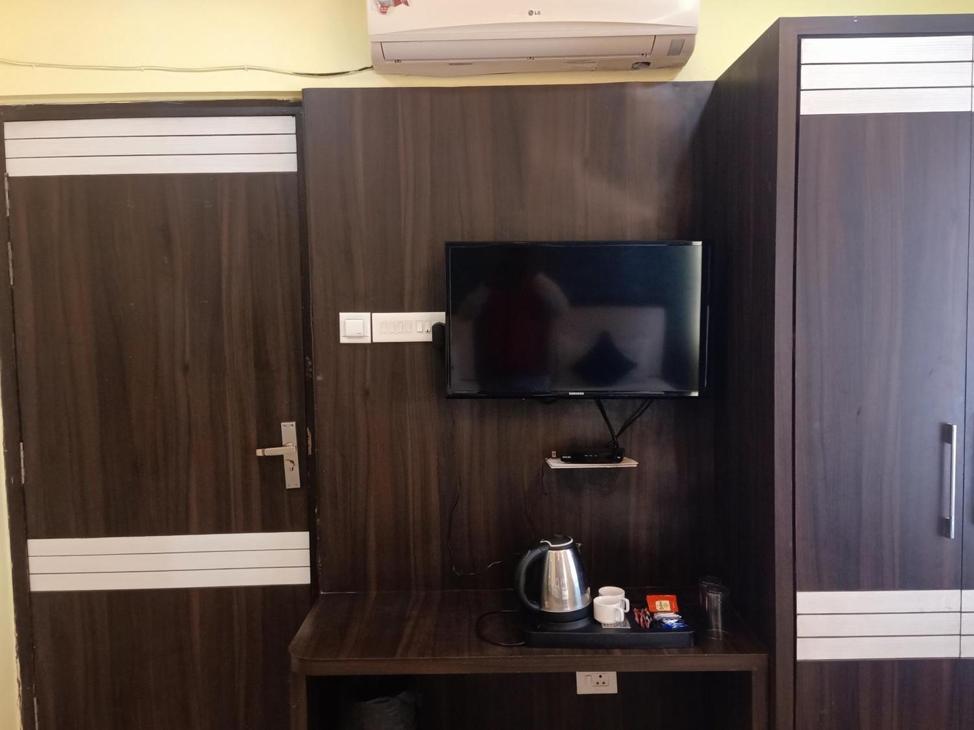Hotel Janki International 3 Km From Kashi Vishwanath Temple Free Pickup From Railway Station فاراناسي المظهر الخارجي الصورة